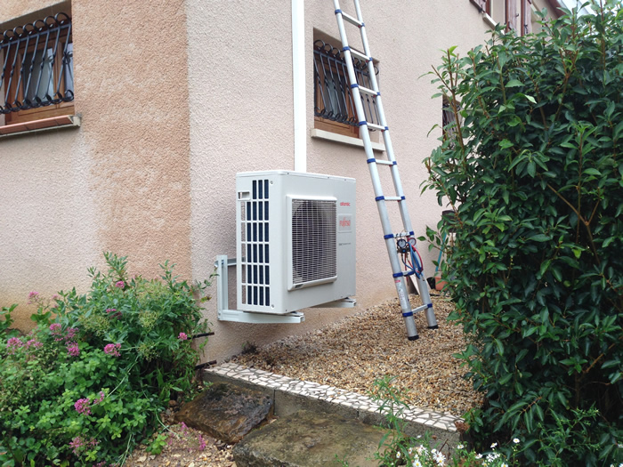 Climatisation réversible de type gainable installée sur une maison à Buxy